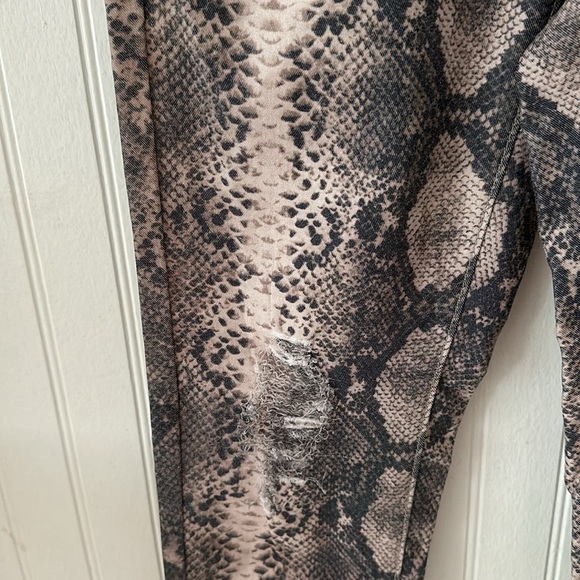 New! L&B Lucky & Blessed Snakeskin Distressed Straight Leg Jeans sz 2 - Picture 10 of 16